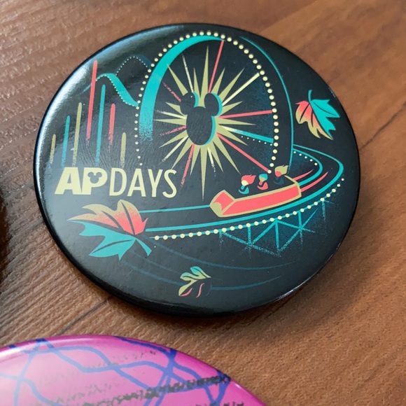 Disney Button bundle 6 with a AP magnet - Picture 5 of 8